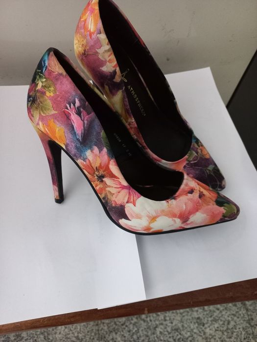 Sapatos novos em cetim multicolorido