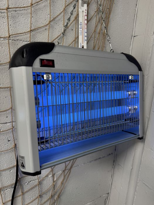 Електрична мухобойка