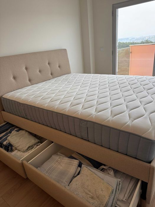 Cama de casal recente