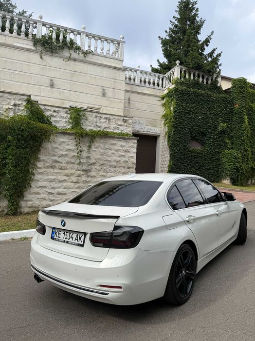 Продаю BMW 330e 2017р