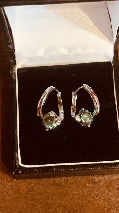 Серебрянные серьги 925 пробы с муассанитами