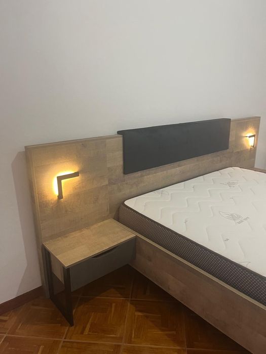 Cama de casal como nova com cabeceira e candeeiro