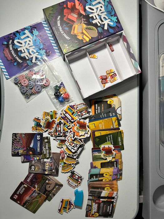 настільна гра під назвою Truck Off: The Food Truck Frenzy