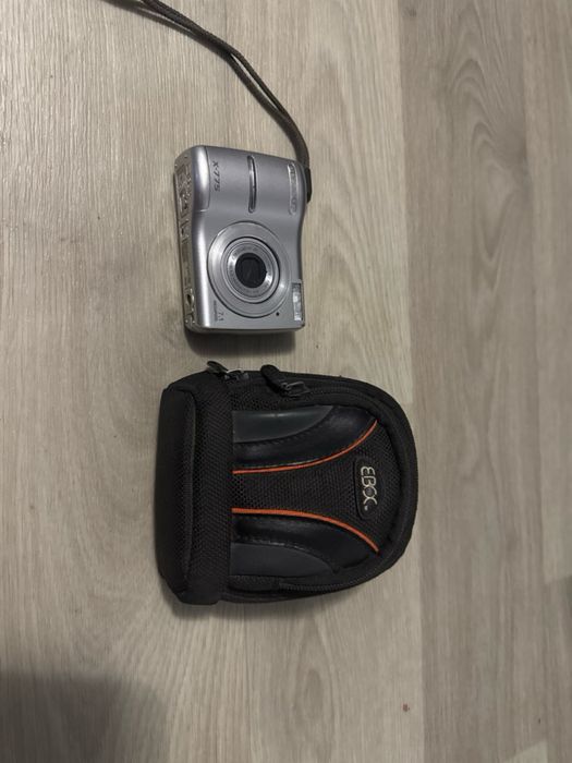 Olympus X-775 цифрова камера 7.1MP з чохлом (не працює екран)