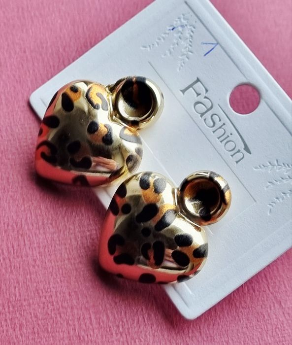 Brincos dourados, de pico, estampados com "animal print"