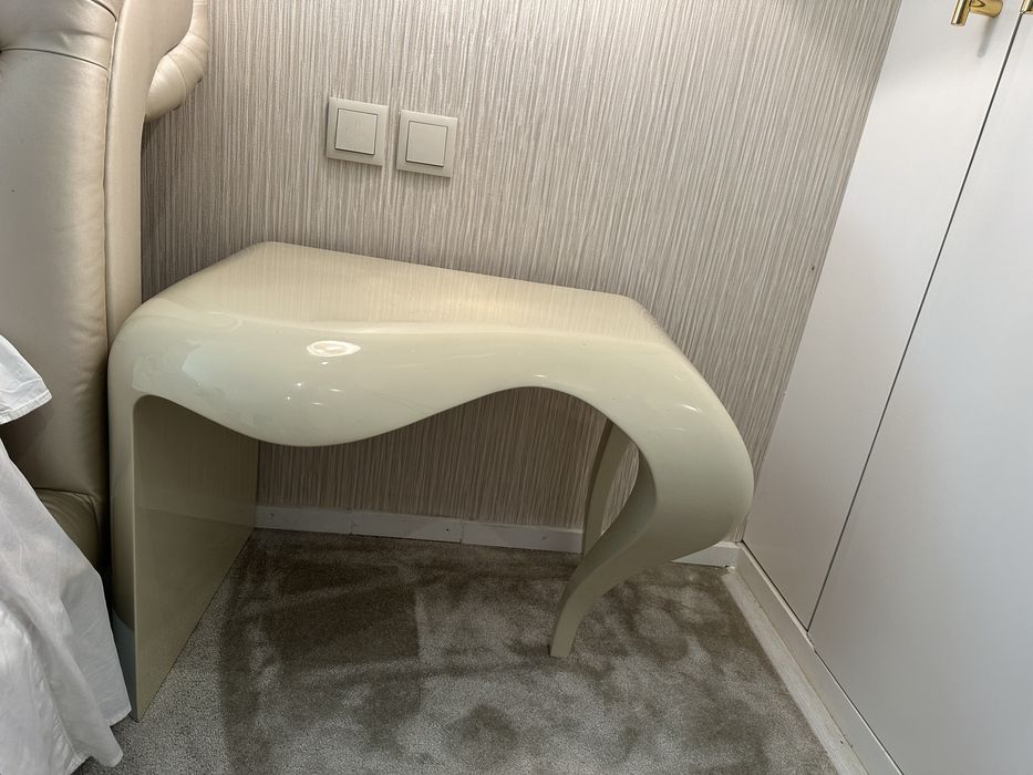 Conjunto comoda e mesinhas de cabeceira