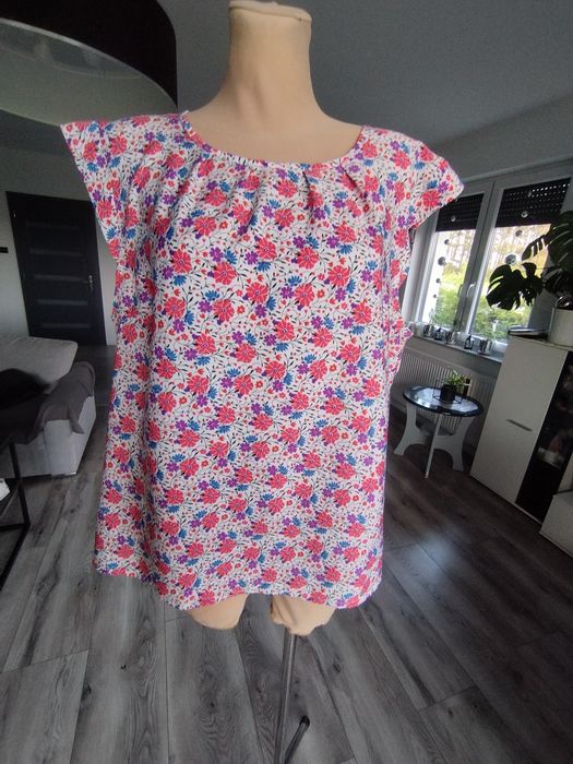 R.46 zwiewna bluzeczka bez rękawów w kwiatuszki plus size