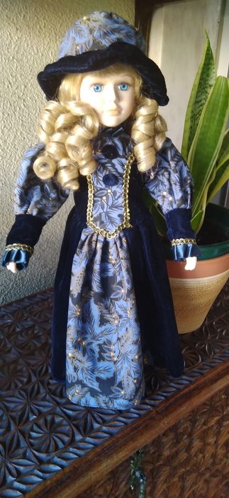Boneca com vestido de veludo