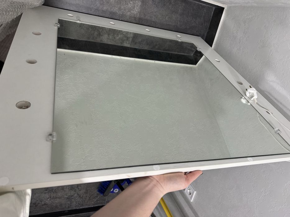 Дзеркало і тумба в студію