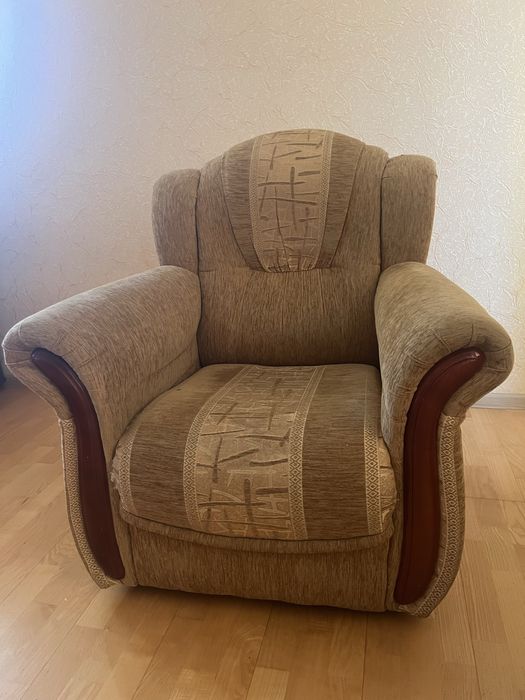 Продам диван та два крісла