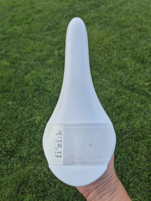 Siodełko FIZIK Aliante R1 Carbon Braided BIAŁE