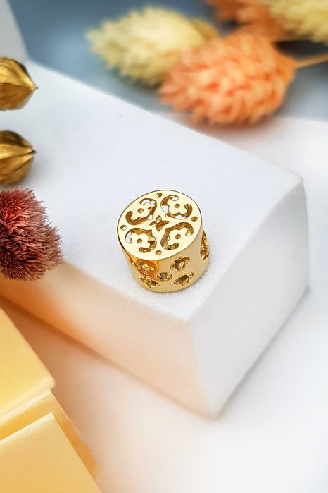 Złoty charms z ażurowym symetrycznym wzorem pr. 585