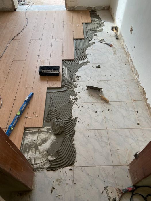 Fazemos ladrilhos, pladur, barramentos, estuque e pintura em geral.