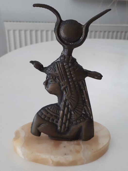 popiersie  egipcjanka - kapłanka HATHOR na postumencie z ONYKSU