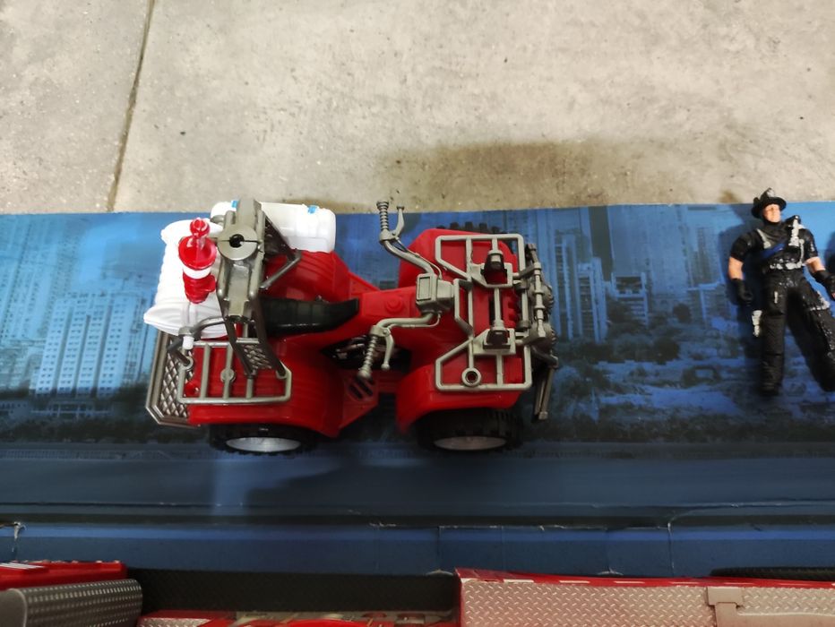 Camiao de bombeiros (40cm) com moto 4 e bonecos
