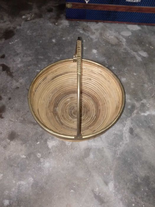 Cesto com pega e rebordo  em metal