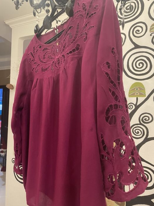 Блузка ришелье + черная кожаная юбка