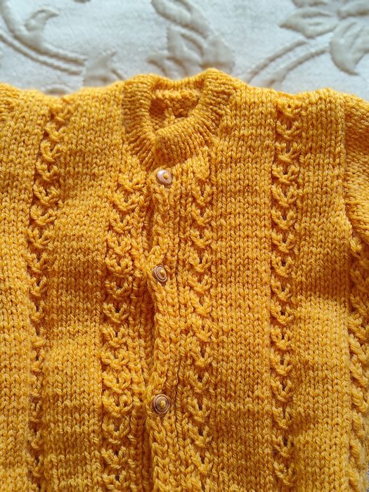 Casaco de malha feito à mão para bebé