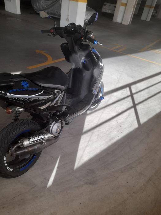 Yamaha aerox 50 carregada de material