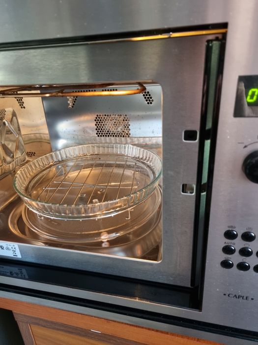 Microwela Caple z grilem i funkcją piekarnika