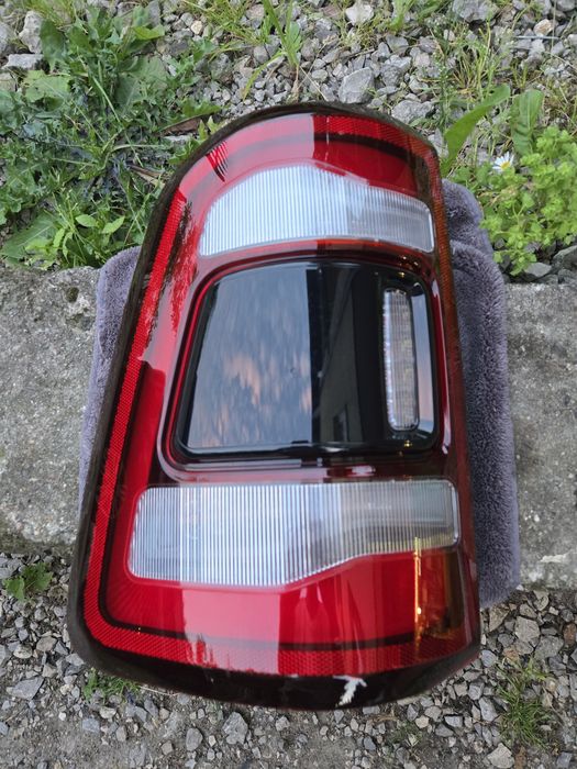 Uszkodzona lampa lewa tylna