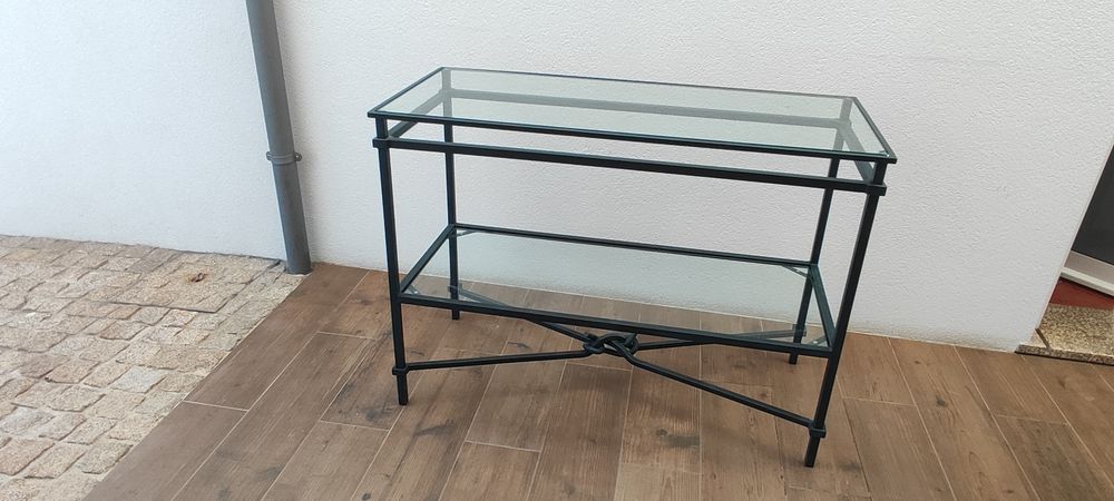 Mesa em metal e vidro