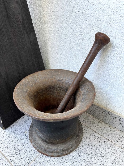 Almofariz antigo em ferro fundido com pilão – peça decorativa vintage