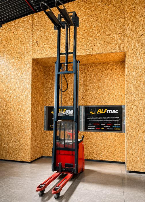 Stacker Linde D12 ano 2019 triplex c elevação inicial!! Como novo