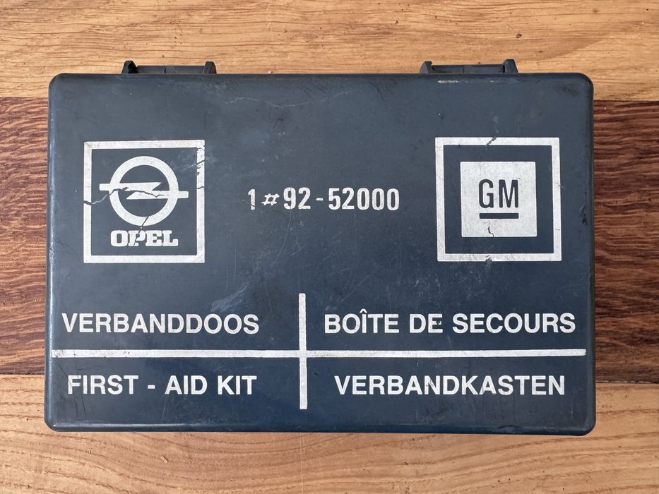 Oryginalna apteczka Opel / GM z końca lat 80. – komplet z epoki, kolekcjonerska, unikat