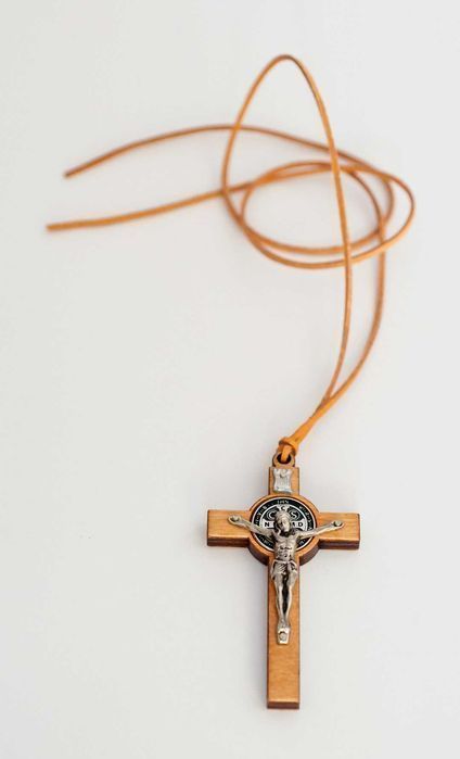 Krzyżyk drewniany na szyję z rzemykiem św Benedykta 8 x 4,5 cm