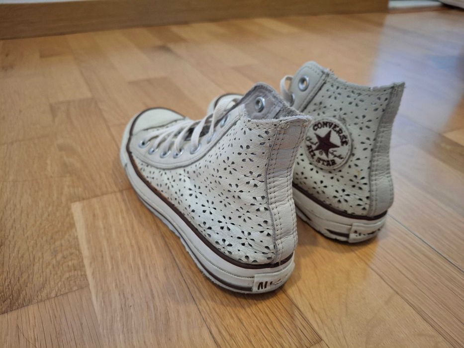 Ténis brancos às flores Chuck Taylor All Stars da Converse, tamanho 35