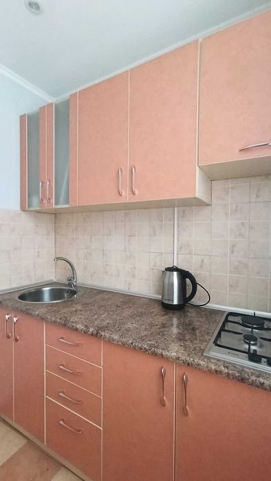 Офіс (3 кабінети). Перший поверх. Світло. Метро Звіринецька 2 хвилини.