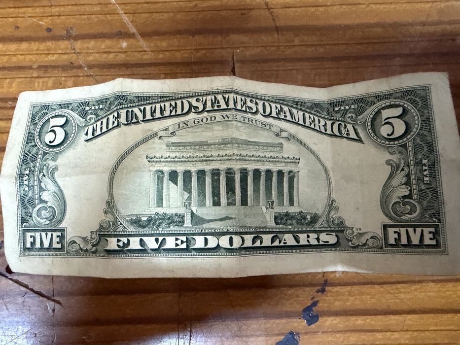 Dwa banknoty 5 i 50 dolarów.