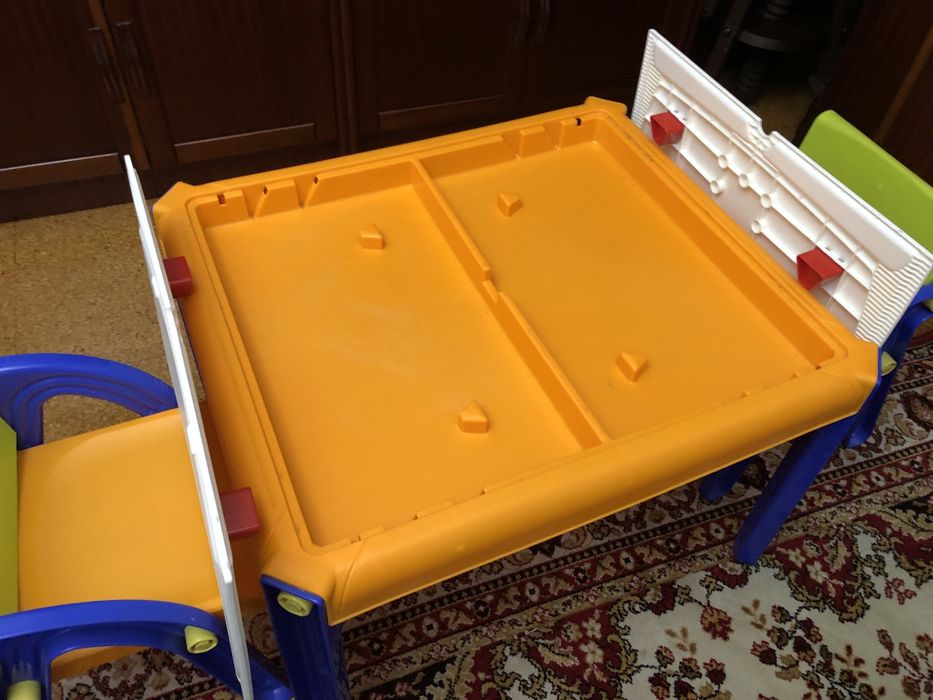Mesa e cadeiras com arrumação para criança