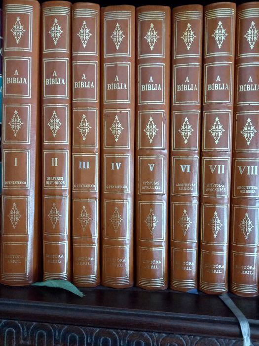 Várias coleções de livros.