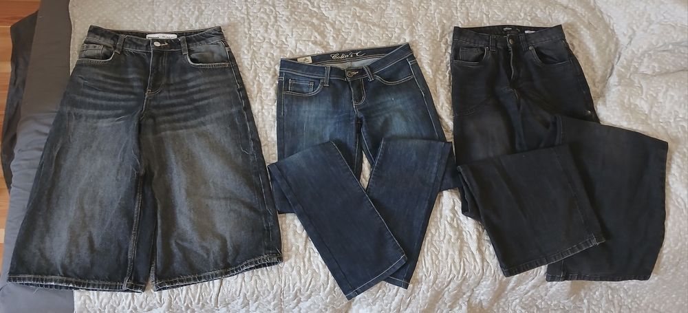 slim model of duty 2000's style baggy jeans