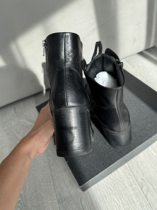 Ботильйони чорні з металевими вставками на шнурівці на каблуку
