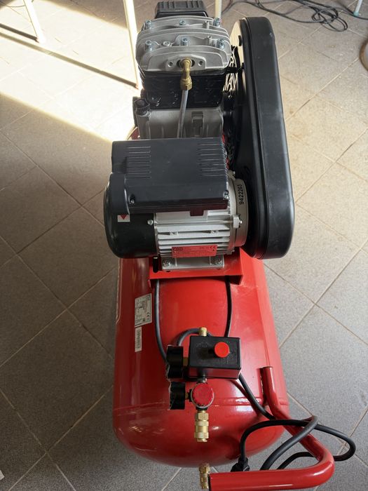 Compressor de 100 litros , rigorosamente novo