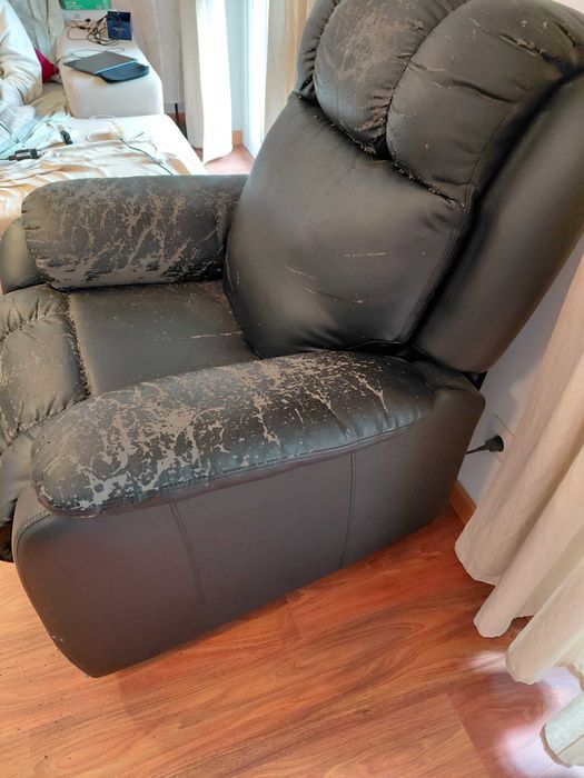 Ofereço sofá em pele individual eléctrico