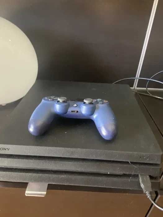 Playstation 4 Pro 1TB com comando pouco usado