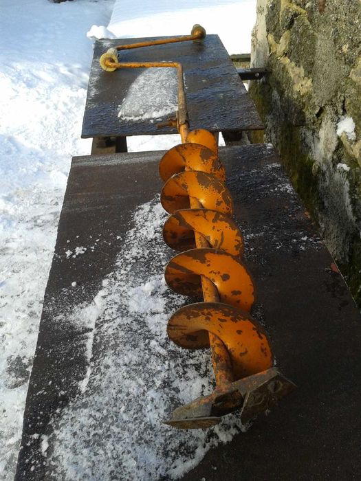 принадлежности для зимней рыбалки -бур , ящик , жерлицы и другое б-у