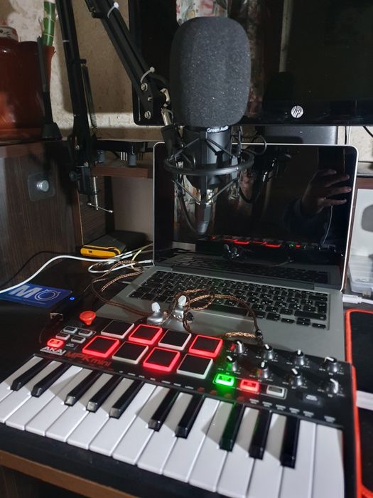 Студийный набор для стриминга и музыки: Akai MPK Mini + V8 II + Микроф