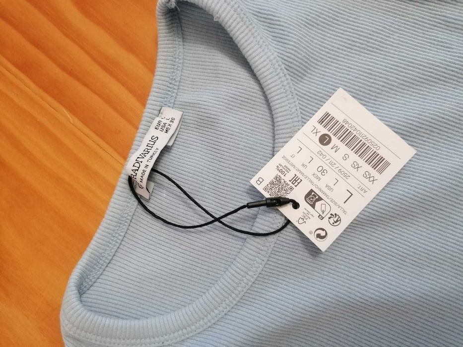 T-shirt Stradivarius azul bébé com etiqueta Tamanho L