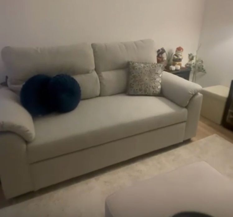Sofá cama em cor cinza claro