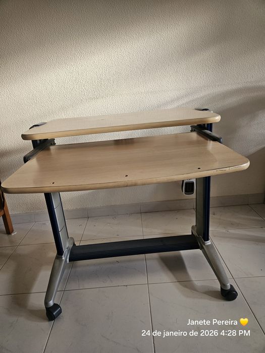 Mesa secretária para PC