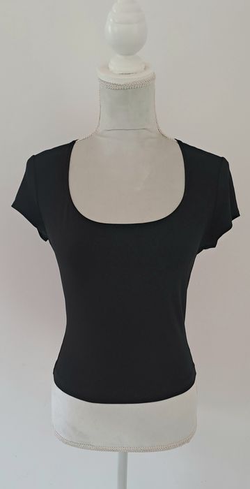 T-shirt preta em lycra, decote quadrado, tam S