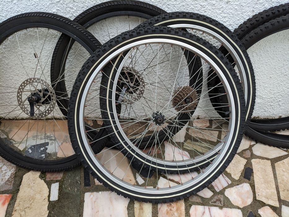 Rodas e pneus de bicicleta variados
