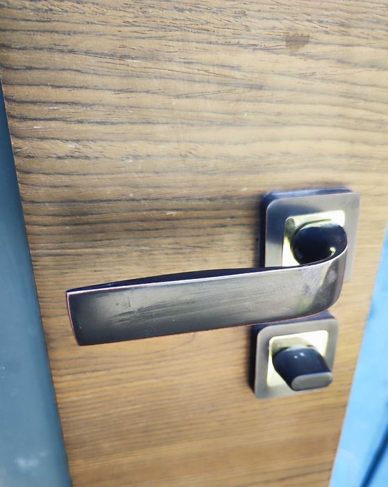 Дверь массивная дуб со стеклянной вставкой ручкой и замком