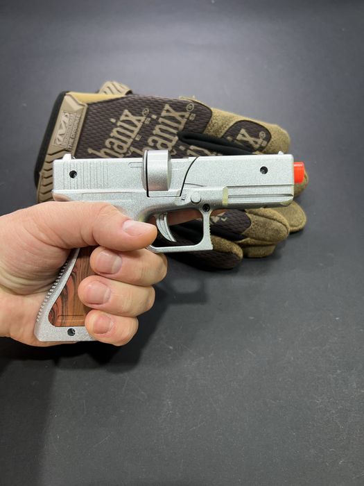 Металевий Глок на пістонах