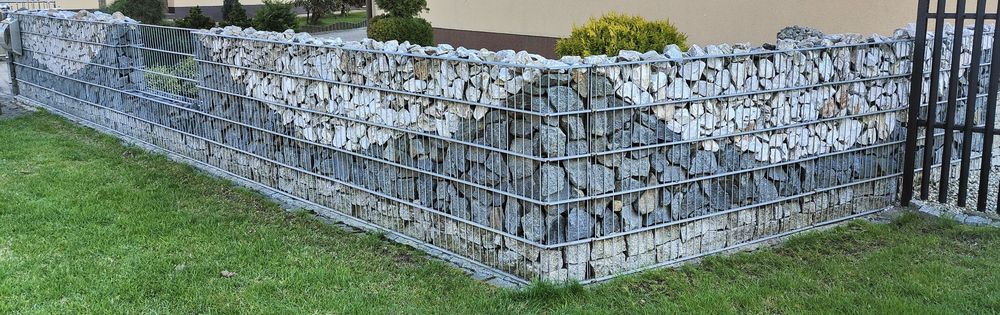 Ogrodzenie płot gabionowy używany z kamieniami